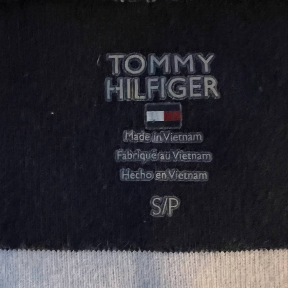 Tommy Hilfiger v neck top - Picture 3 of 3